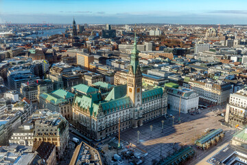 Panoramaaufnahme von Hamburg, mit dem Hamburger Rathaus mit blauem, leicht bew&ouml;lktem Himmel, von oben aufgenommen (Aufnahme vom Januar 2022)