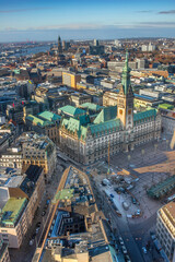 Panoramaaufnahme von Hamburg, mit dem Hamburger Rathaus mit blauem, leicht bewölktem Himmel, von oben aufgenommen (Aufnahme vom Januar 2022)