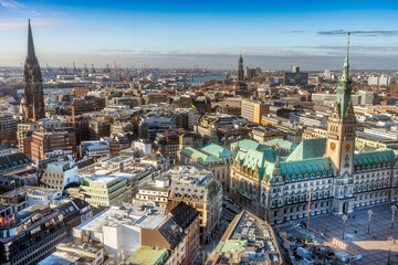 Fototapeta na wymiar Panoramaaufnahme von Hamburg, mit dem Hamburger Rathaus mit blauem, leicht bewölktem Himmel, von oben aufgenommen (Aufnahme vom Januar 2022)
