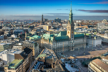 Obraz premium Panoramaaufnahme von Hamburg, mit dem Hamburger Rathaus mit blauem, leicht bewölktem Himmel, von oben aufgenommen (Aufnahme vom Januar 2022)