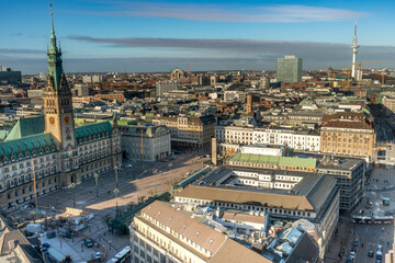 Panoramaaufnahme von Hamburg, mit dem Hamburger Rathaus mit blauem, leicht bewölktem Himmel, von oben aufgenommen (Aufnahme vom Januar 2022)
