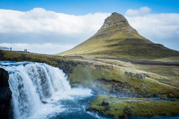 Kirkjufell in Island mit Wasserfall und Fluss
