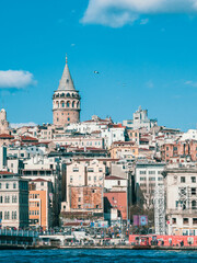 Obraz premium View of the Galata tower through the golden horn, Istanbul, Turkey