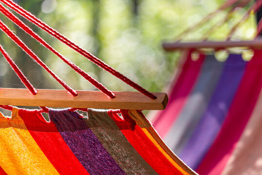 Hamak w słońcu. Lato, relaks. Kolory tęczy.