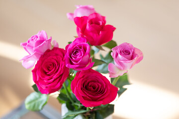 - romantischer Blumenstrauß mit roten und pinkfarbenen Rosen -