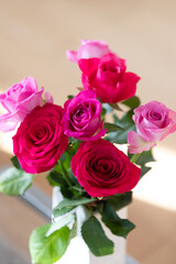 - romantischer Blumenstrauß mit roten und pinkfarbenen Rosen -