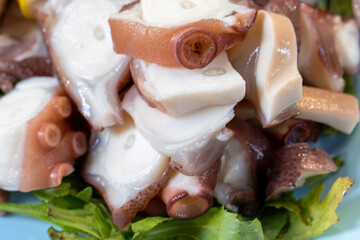 piatti di mare con prodotti ittici