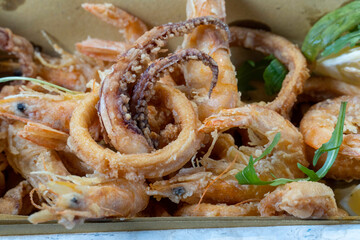 piatti di mare con prodotti ittici