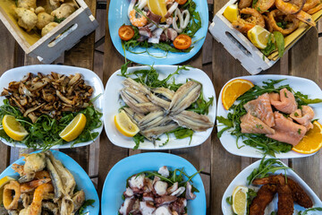 piatti di mare con prodotti ittici