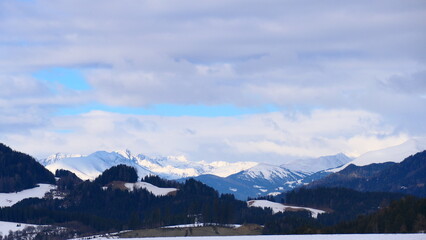 schneebedeckter Gebirgszug