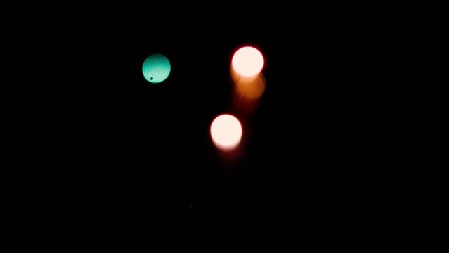 Rozmyte k&oacute;łka bokeh powstałe w wyniku fajerwerk.