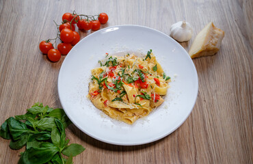 pappardelle pasta with chicken breast and red pepper