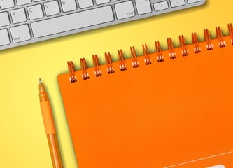 Note pad calendar with keyboard computer on desk © BillionPhotos.com