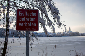 Eisfläche betreten verboten