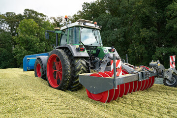 Fototapeta premium Verdichtung des Maishaufends durch gute Landtechnik.