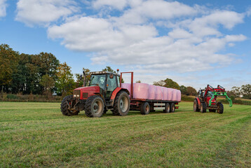 Obraz premium Der Einsatz von rosagefärbter Silofolie ist eine Gemeinschaftsaktion von Hersteller, Landwirtwirtschaft und Handel,Von jeder Folienrolle werden 3 Euro für die Krebshilfe gespendet.
