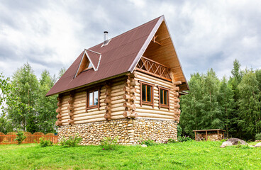 Obraz premium Cozy wooden country house on stone foundation