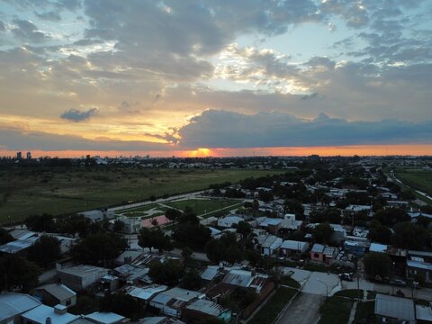 Barrio urbano de rafaela atardecer cielo naranja 