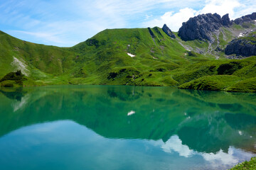 Der Schrecksee in den Allg&auml;uer Alpen mit Blick zum Kirchdachsattel.