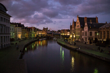 Fototapeta na wymiar Imagen al anochecer de los canales con reflejos en el agua de un Viaje Gante en Bruselas