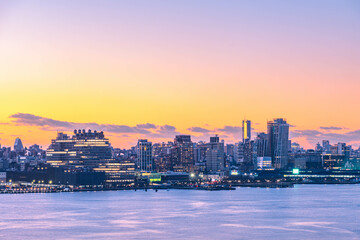 Obraz premium Vivid Manhattan skyline taken right before sunrise, wonderful architecture in low light, long exposure technique.