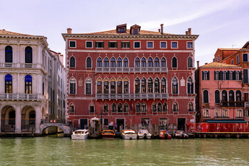 Fototapeta na wymiar Ancient palast at Grand Canal in Venezia