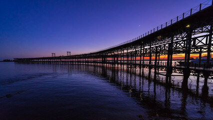 Obraz premium Atardecer en el Muelle del Tinto (Huelva=