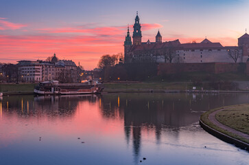 Obraz premium Wawel Castle and Wawel cathedral seen from the Vistula boulevards in the morning