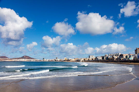 Playa de las Canteras with beautiful clouds and waves