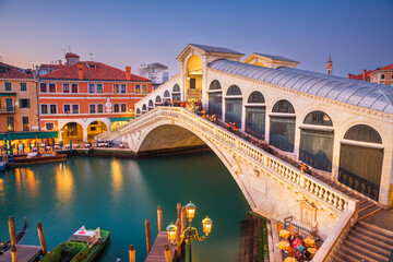 Rialto Bridge over the Grand Canal in Venice, Italy - obrazy, fototapety, plakaty