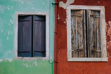 Alte farbenfrohe und kontrastreiche Fassaden