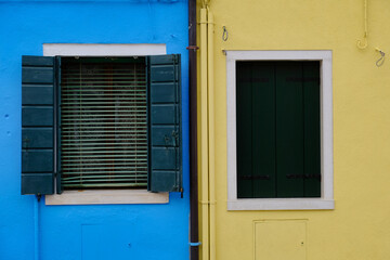 Fototapeta na wymiar Alte farbenfrohe und kontrastreiche Fassaden