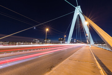 Fototapeta na wymiar Die Severinsbrücke in Köln mit Nachtverkehr