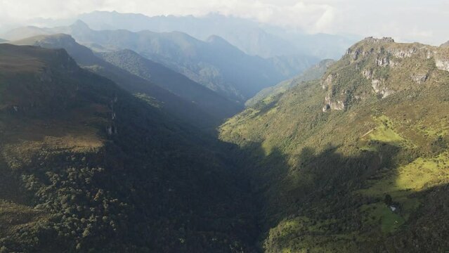 Vuelo entre monta&ntilde;as.