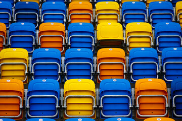 Krzesełka na trybunach na stadionie piłkarskim - obrazy, fototapety, plakaty