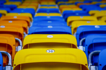 Krzesełka na trybunach na stadionie piłkarskim - obrazy, fototapety, plakaty