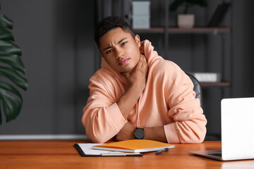 Obraz premium Ill African-American student with sore throat at home