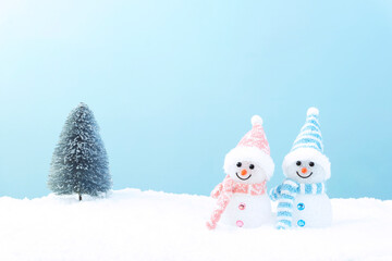 Winter background. Snowmen on the snow. 　冬背景。　雪の上の雪だるま