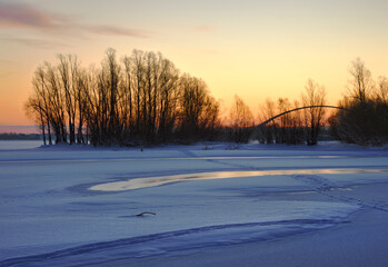 Fototapeta na wymiar Winter morning on the river bank