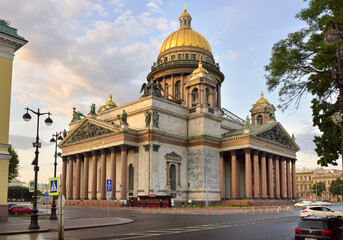 Fototapeta na wymiar St. Isaac's Cathedral in the morning
