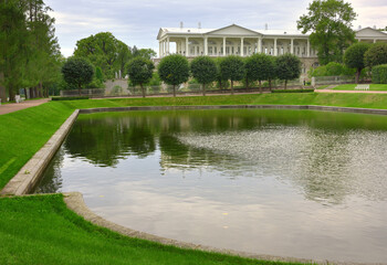 Fototapeta na wymiar Mirror pond of the Catherine Park in Pushkin