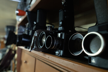 Estante con cámaras de video antiguas 