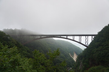 霧につつまれた不動沢橋（磐梯吾妻スカイライン、福島県福島市）
