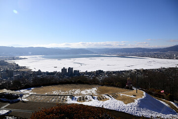 冬の諏訪湖　湖面全面結氷　【長野県諏訪市】