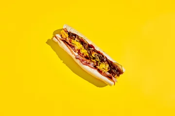 Photo sur Plexiglas Snack Cheesesteak de boeuf dans un style minimal. Restauration rapide américaine sur fond jaune avec ombre. Philly steak sandwich concept tendance. Malbouffe en arrière-plan de couleur.