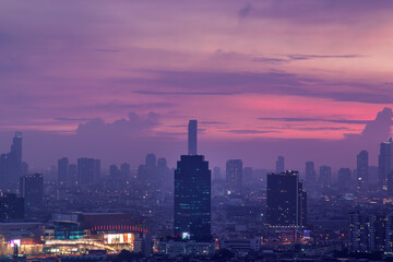 Fototapeta na wymiar Bangkok downtown cityscape with skyscrapers at evening give the city a modern style. Selective focus.
