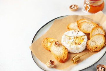 Traditional baked brie cheese or camembert with honey and nuts, supplemented with breadcrumbs.