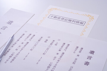 Obraz premium 遺言書と不動産権利書