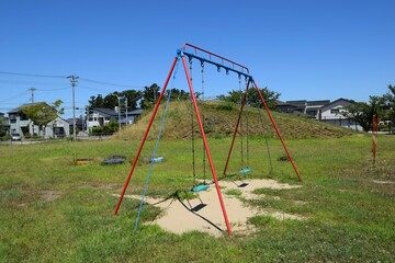 小学校の校庭に設置された遊具