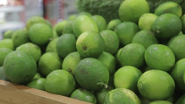 montones de limones en estante de supermercado. Alimentos saludables naturales, plano cerrado